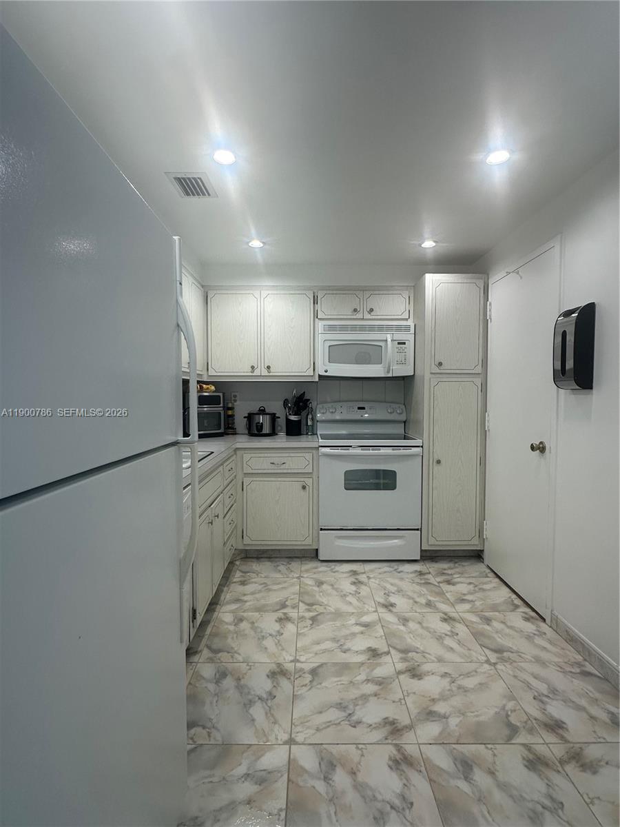1965 S Ocean Dr # 8B