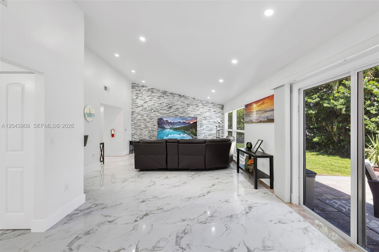 1318 Bayport Ave