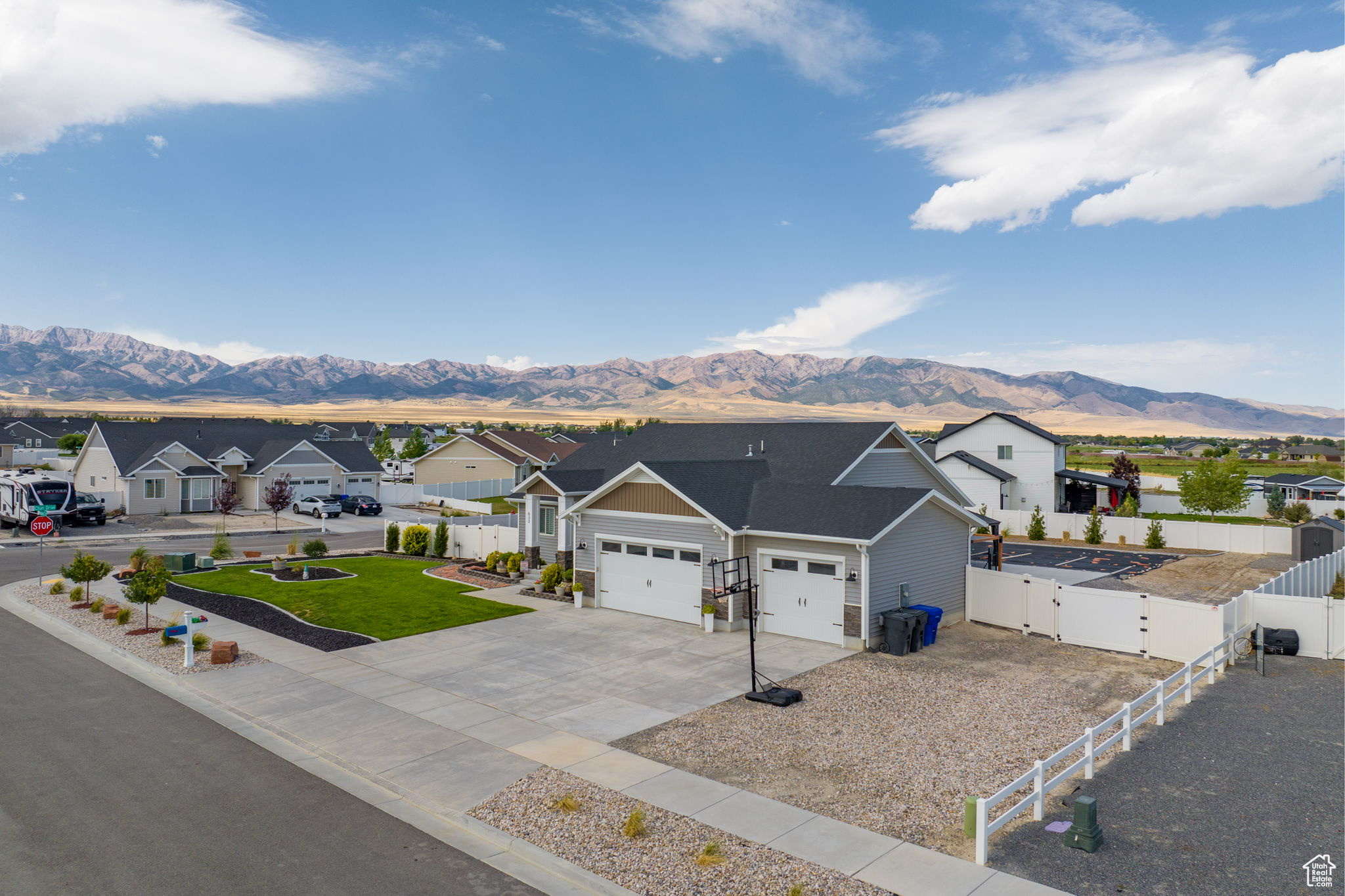 633 E MAXFIELD CT