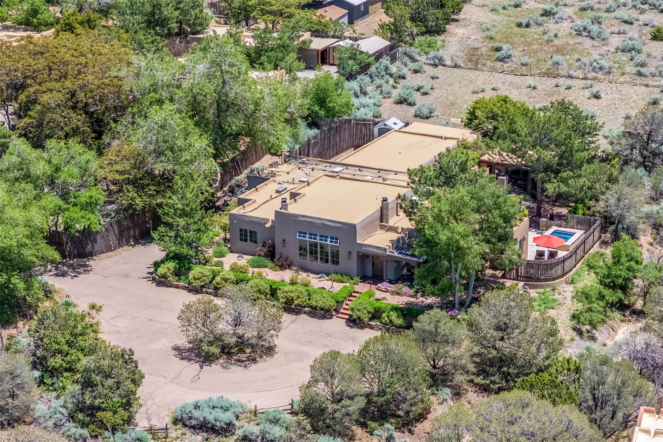 826 1/2 E Zia Road