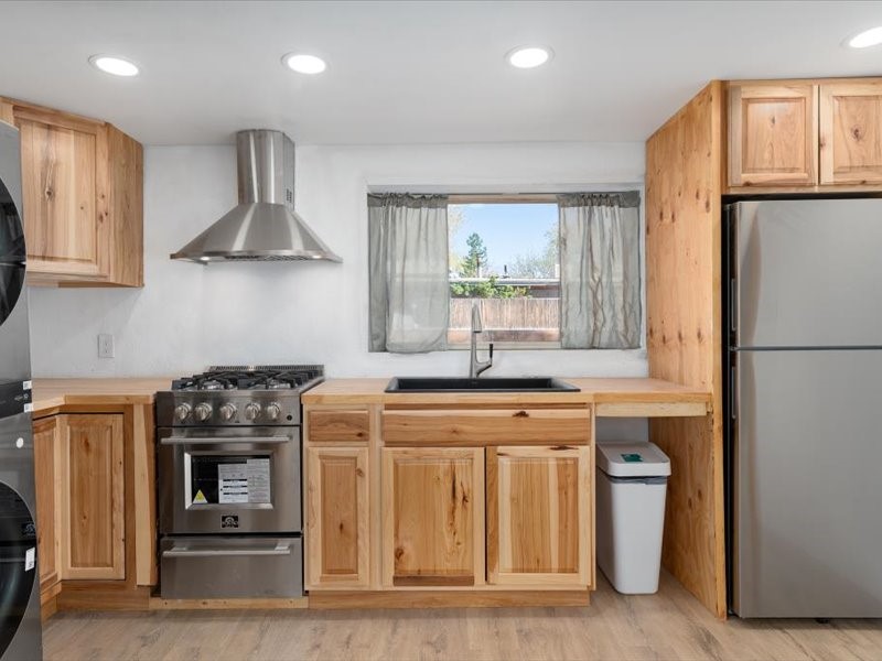 1614 W Alameda Street