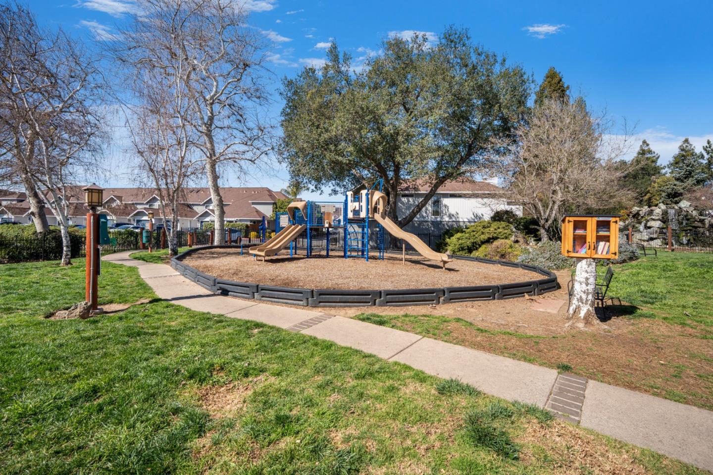 371 Creekview DR