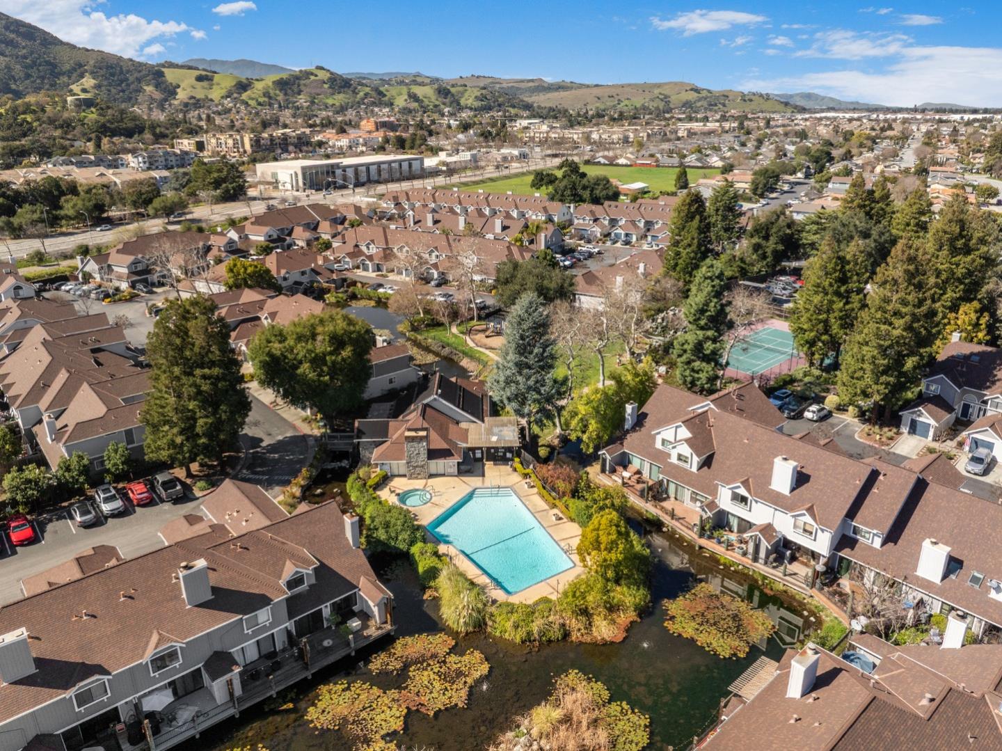 371 Creekview DR