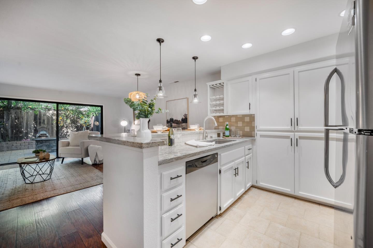 371 Creekview DR