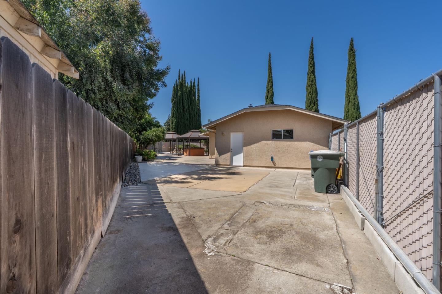 677 Hacienda AVE