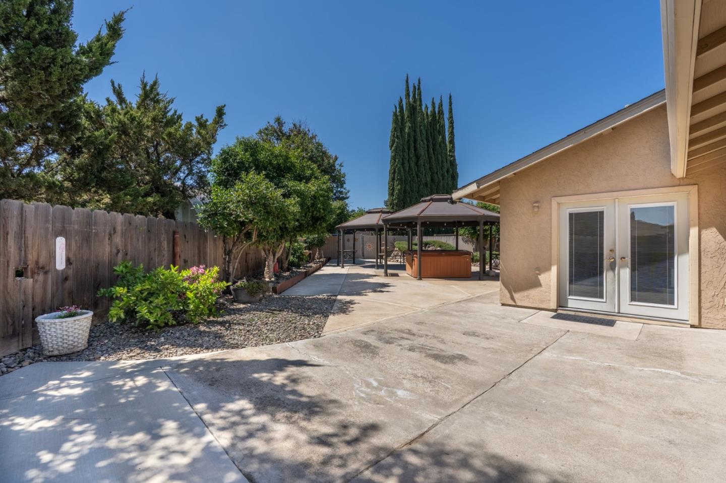 677 Hacienda AVE