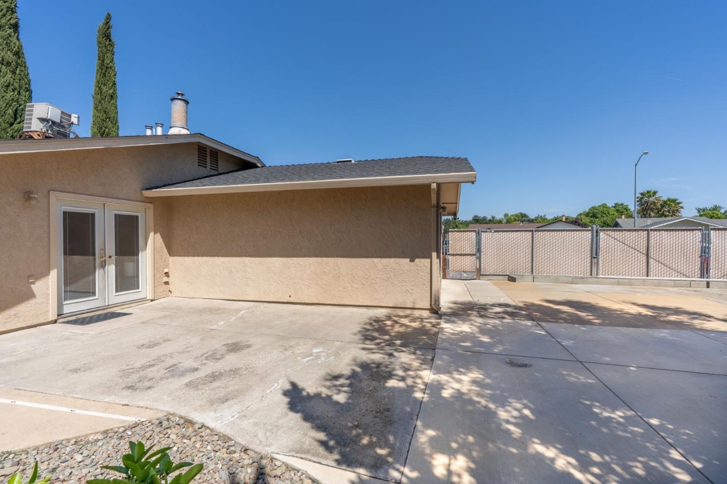 677 Hacienda AVE