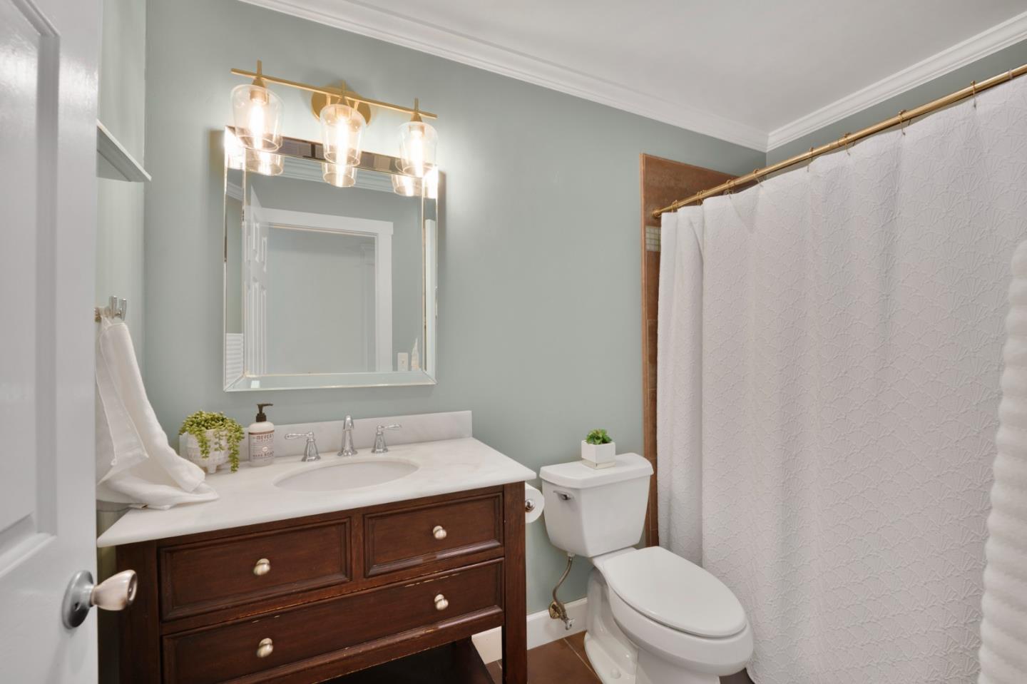 3825 Wellington Square