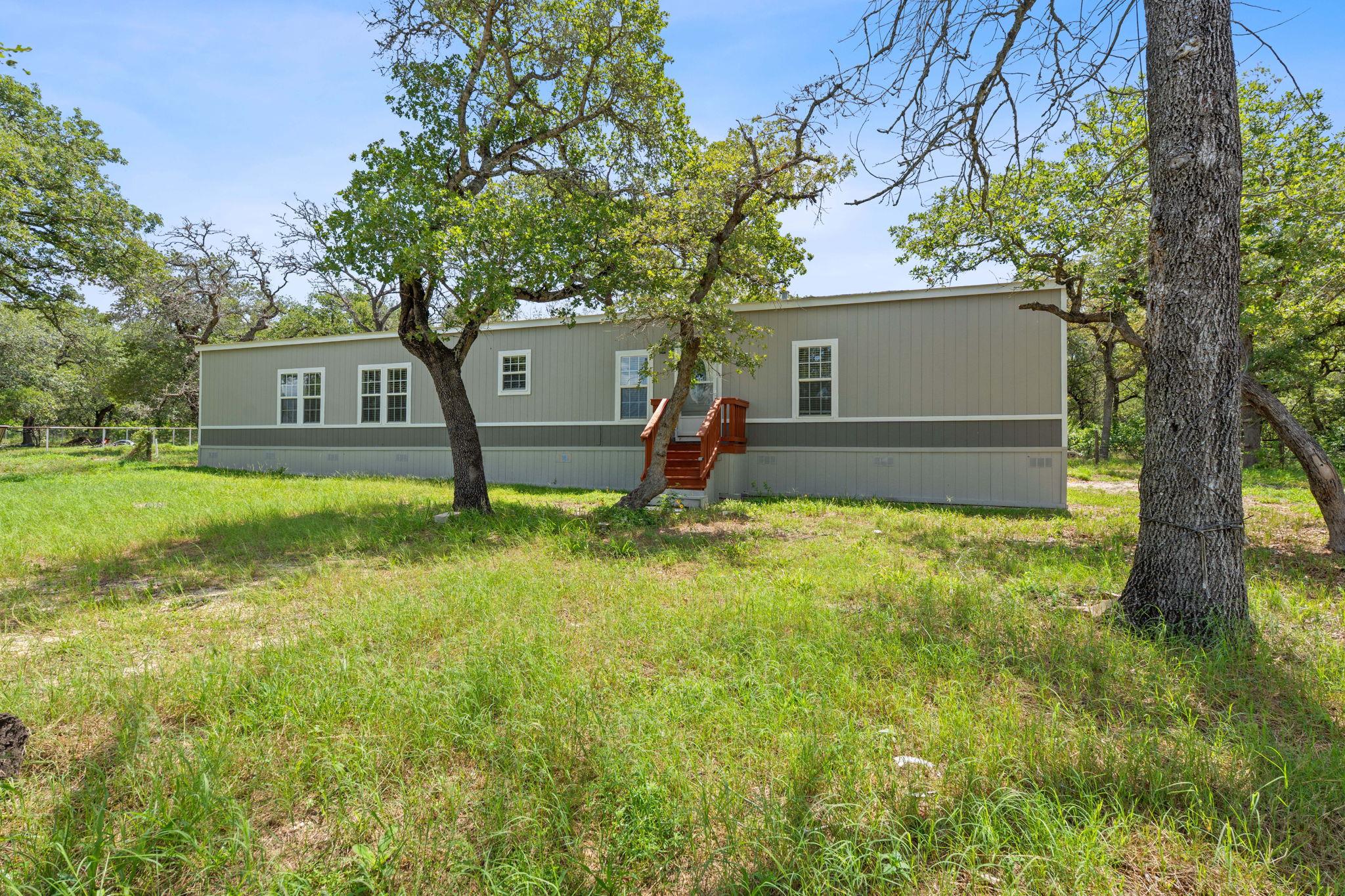 130 Leaning Oaks CIR