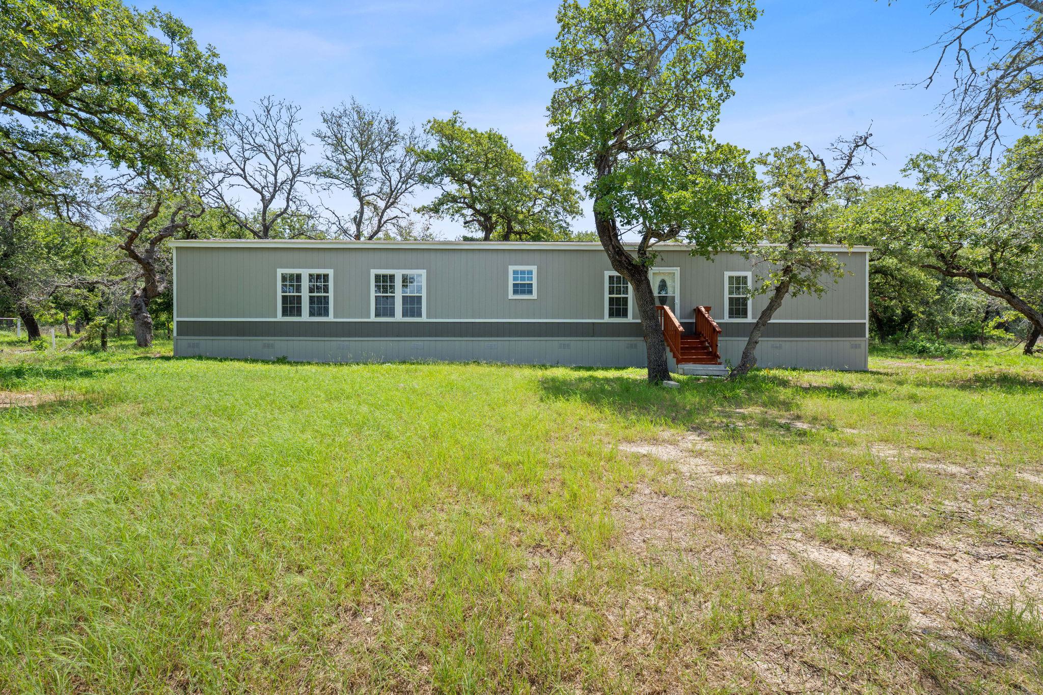 130 Leaning Oaks CIR