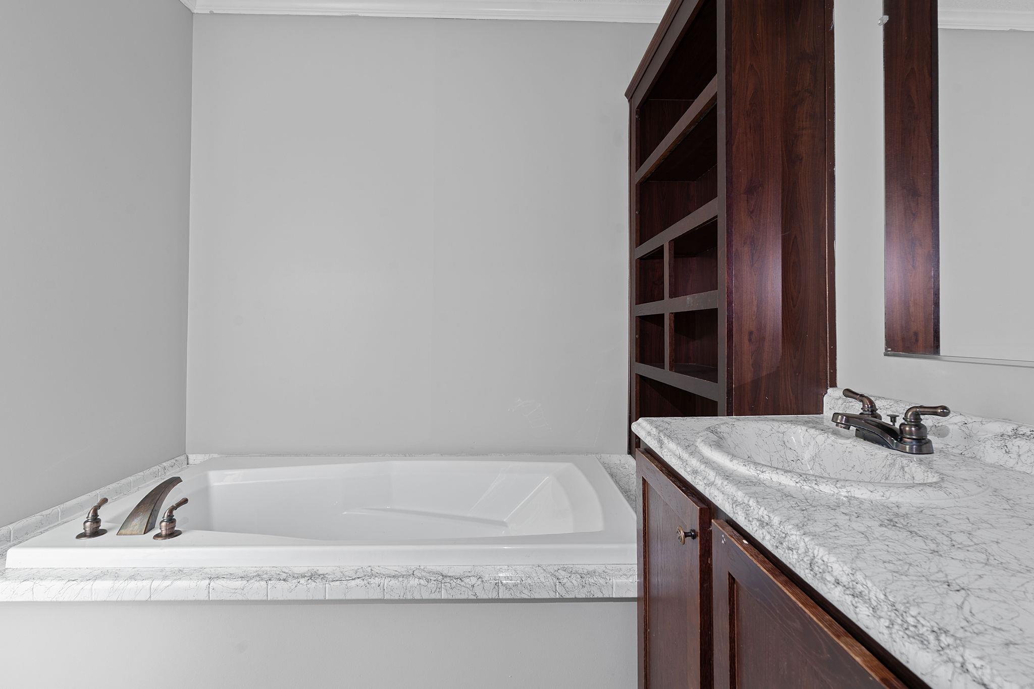 130 Leaning Oaks CIR
