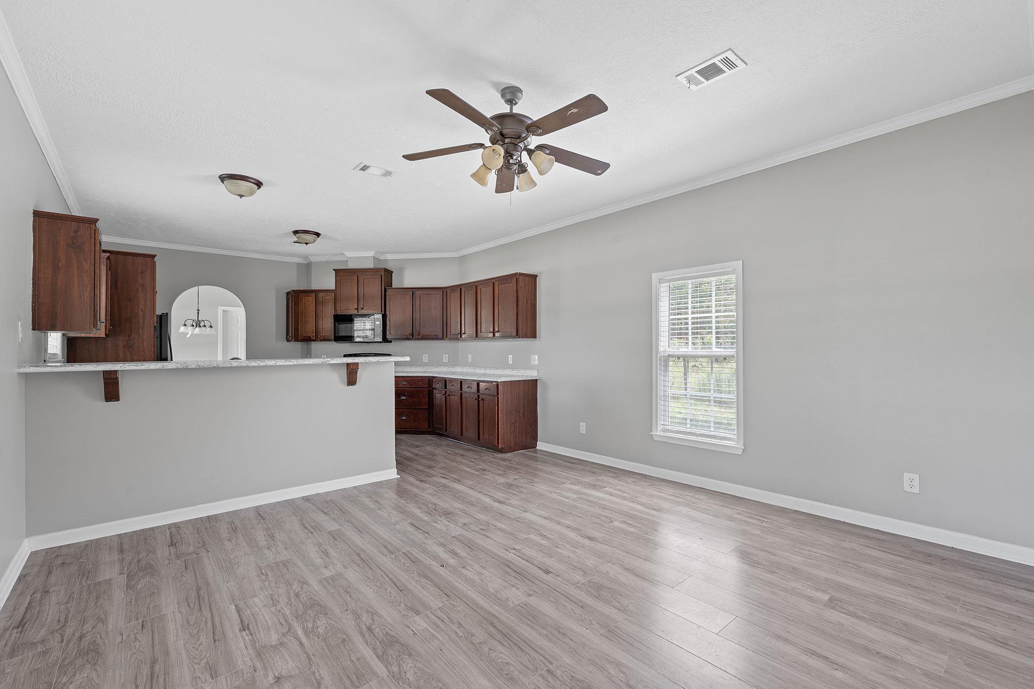 130 Leaning Oaks CIR