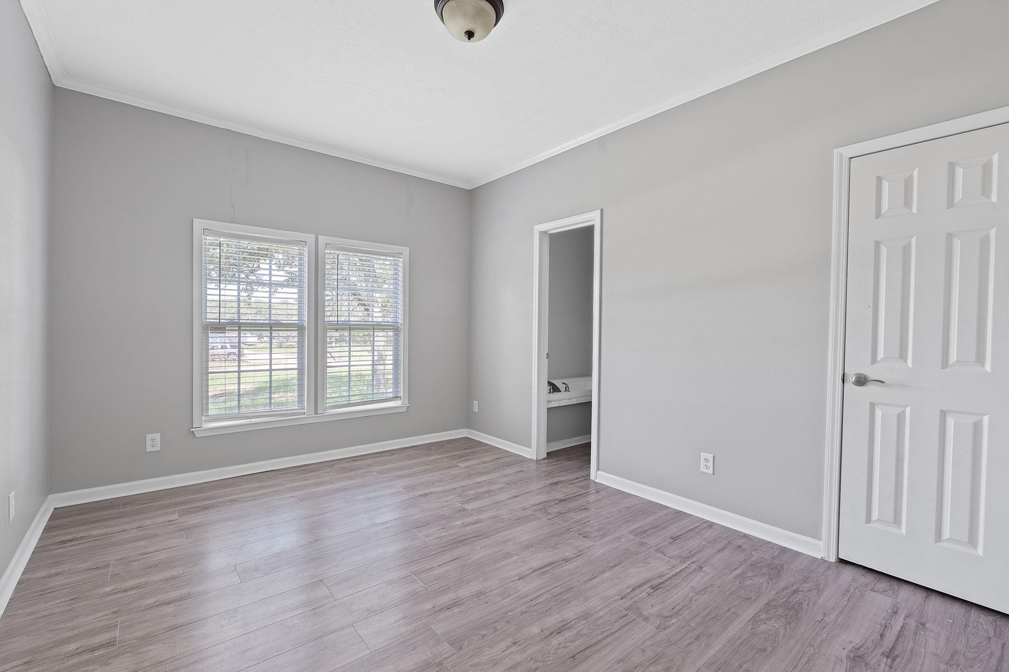 130 Leaning Oaks CIR