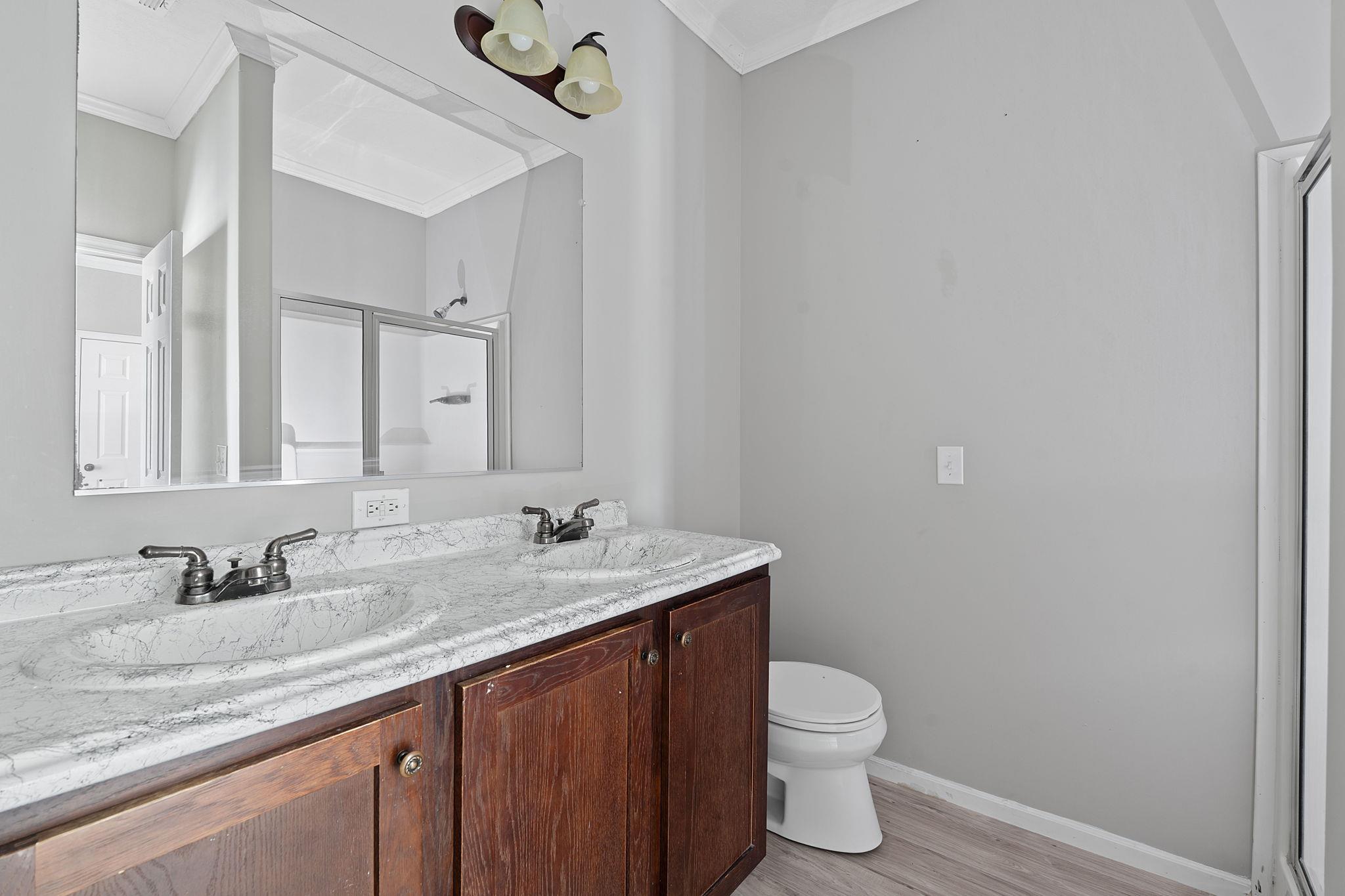 130 Leaning Oaks CIR