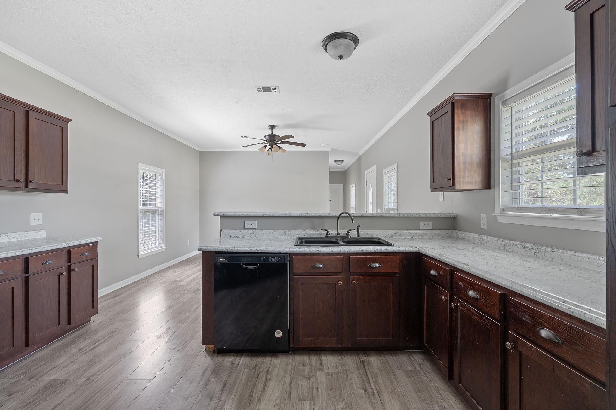 130 Leaning Oaks CIR