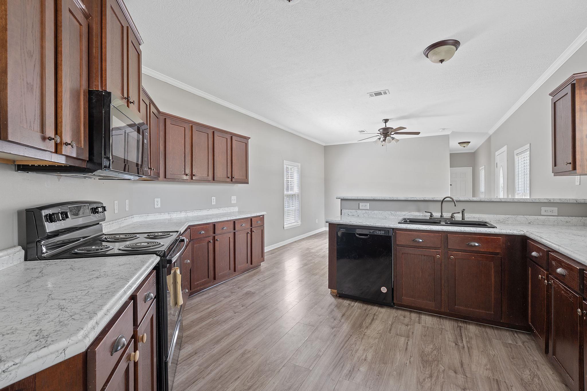 130 Leaning Oaks CIR