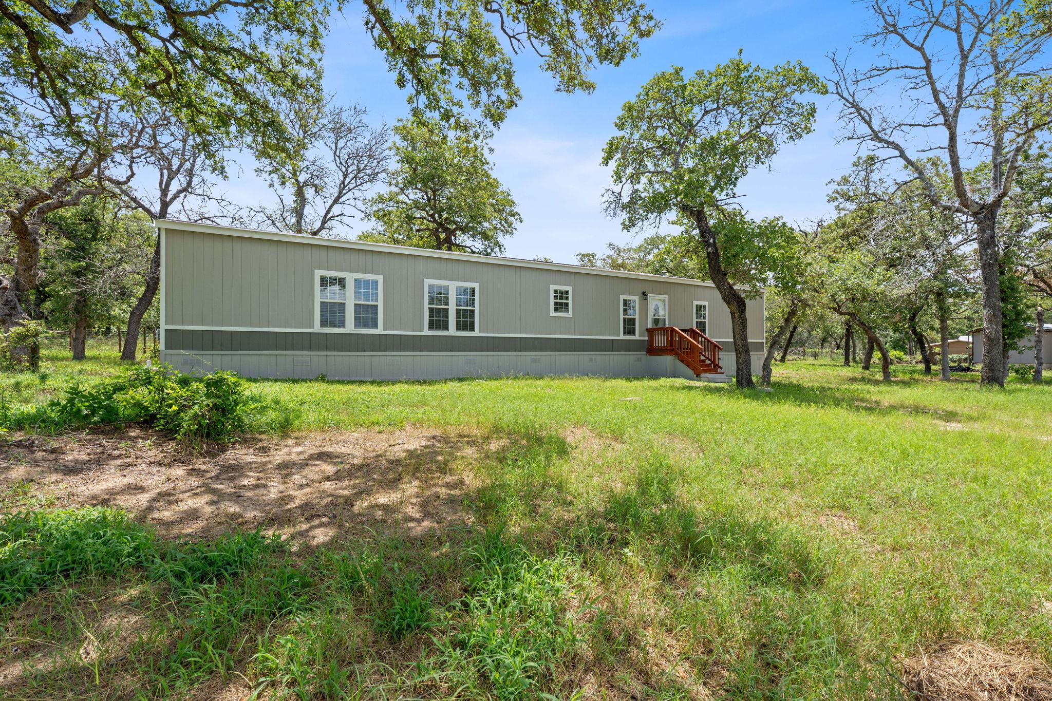 130 Leaning Oaks CIR