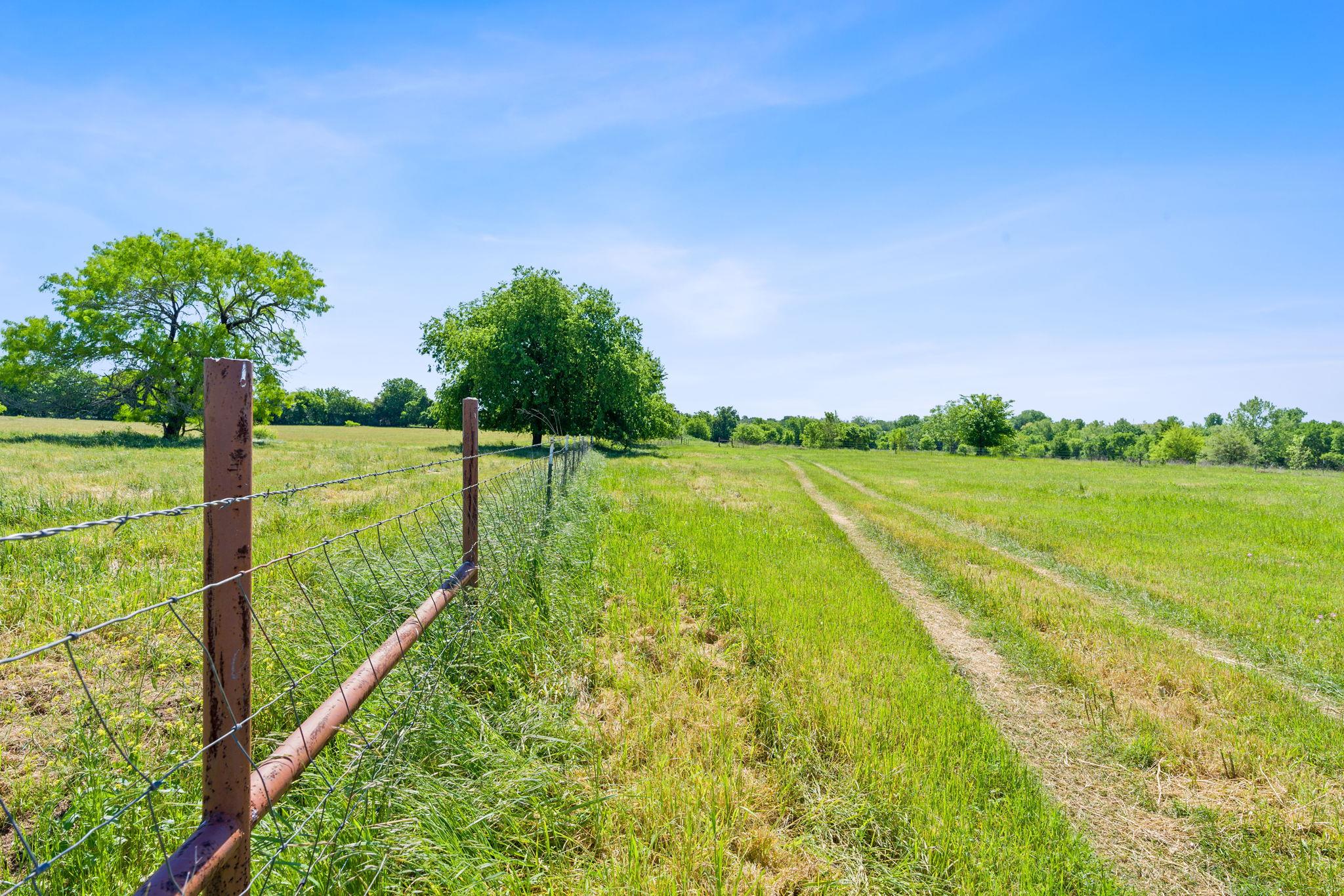 665 SH 230 Loop, Smithville
