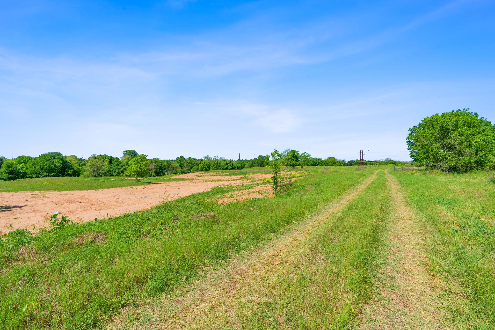 665 SH 230 Loop, Smithville