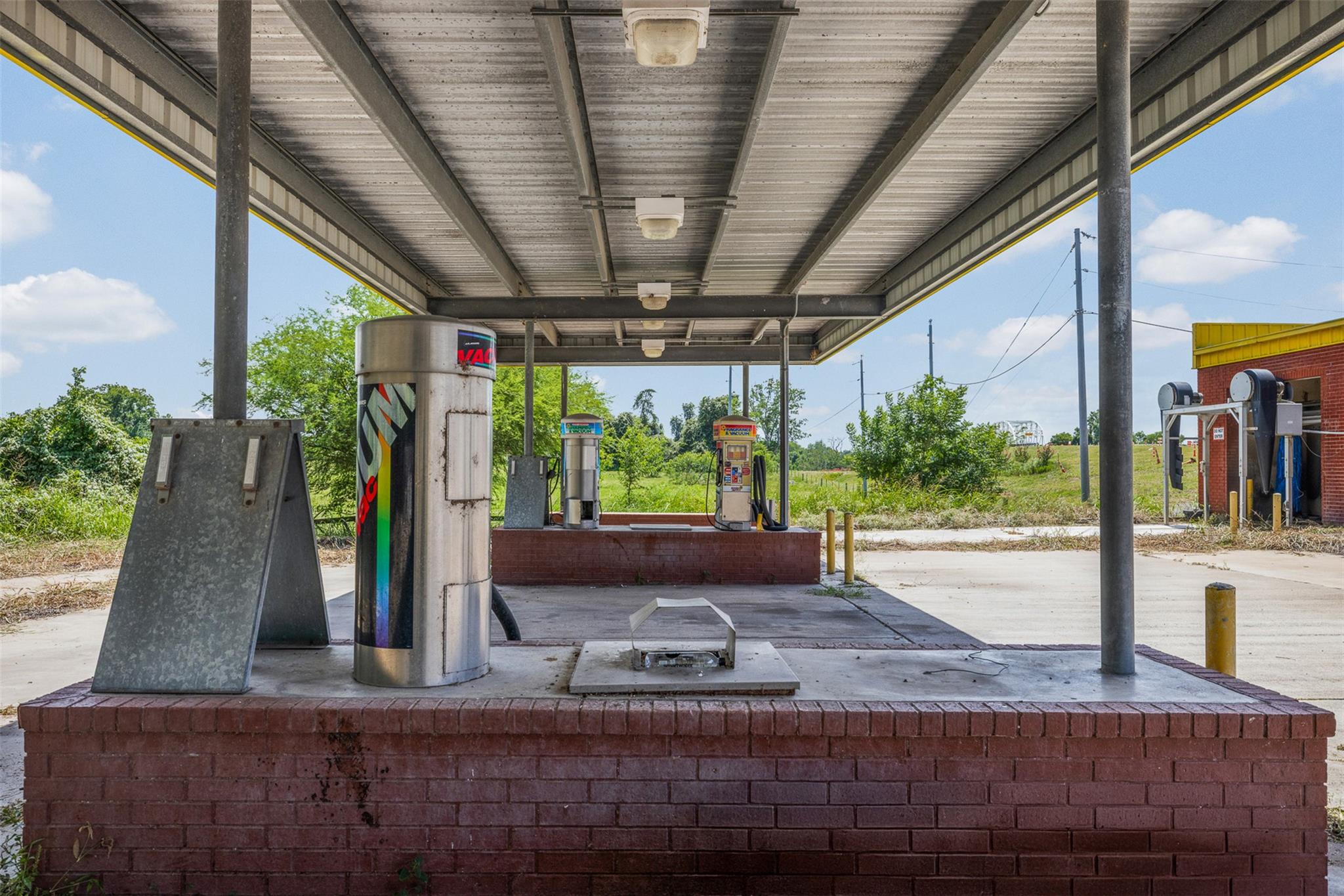 621 W Travis ST
