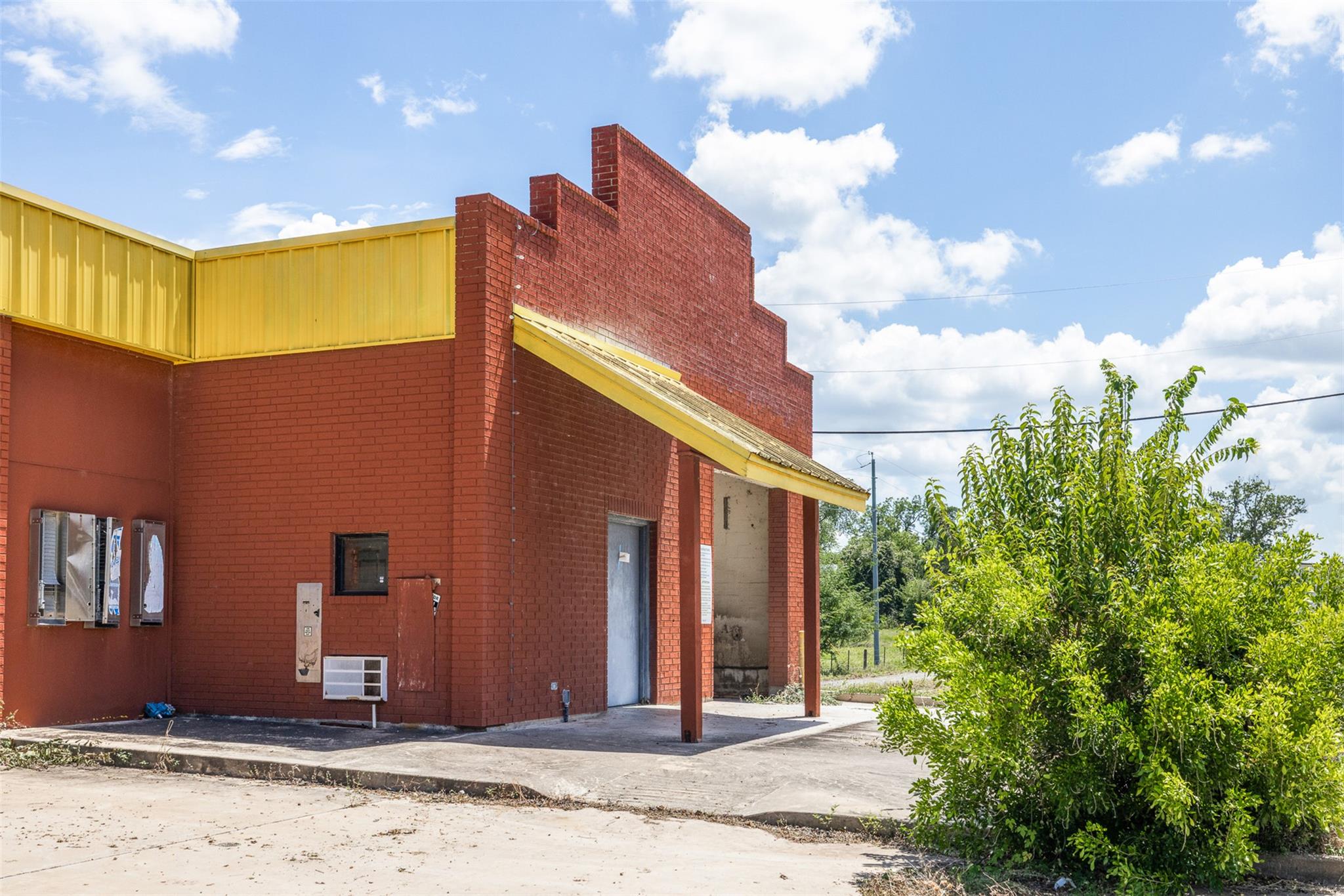 621 W Travis ST