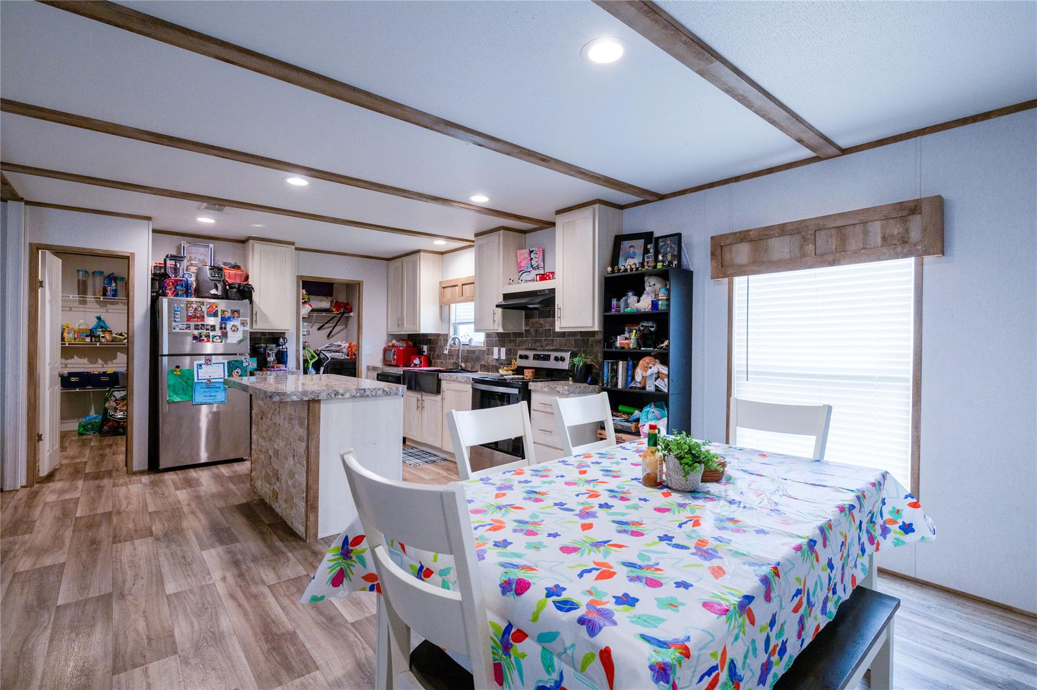 230 Sunkist DR