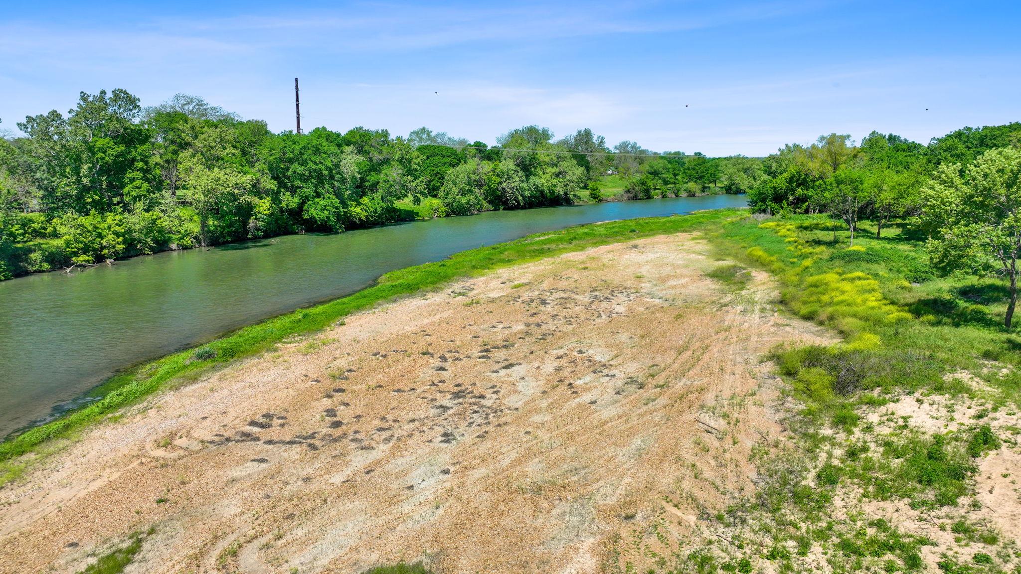 663 SH 230 Loop, Smithville