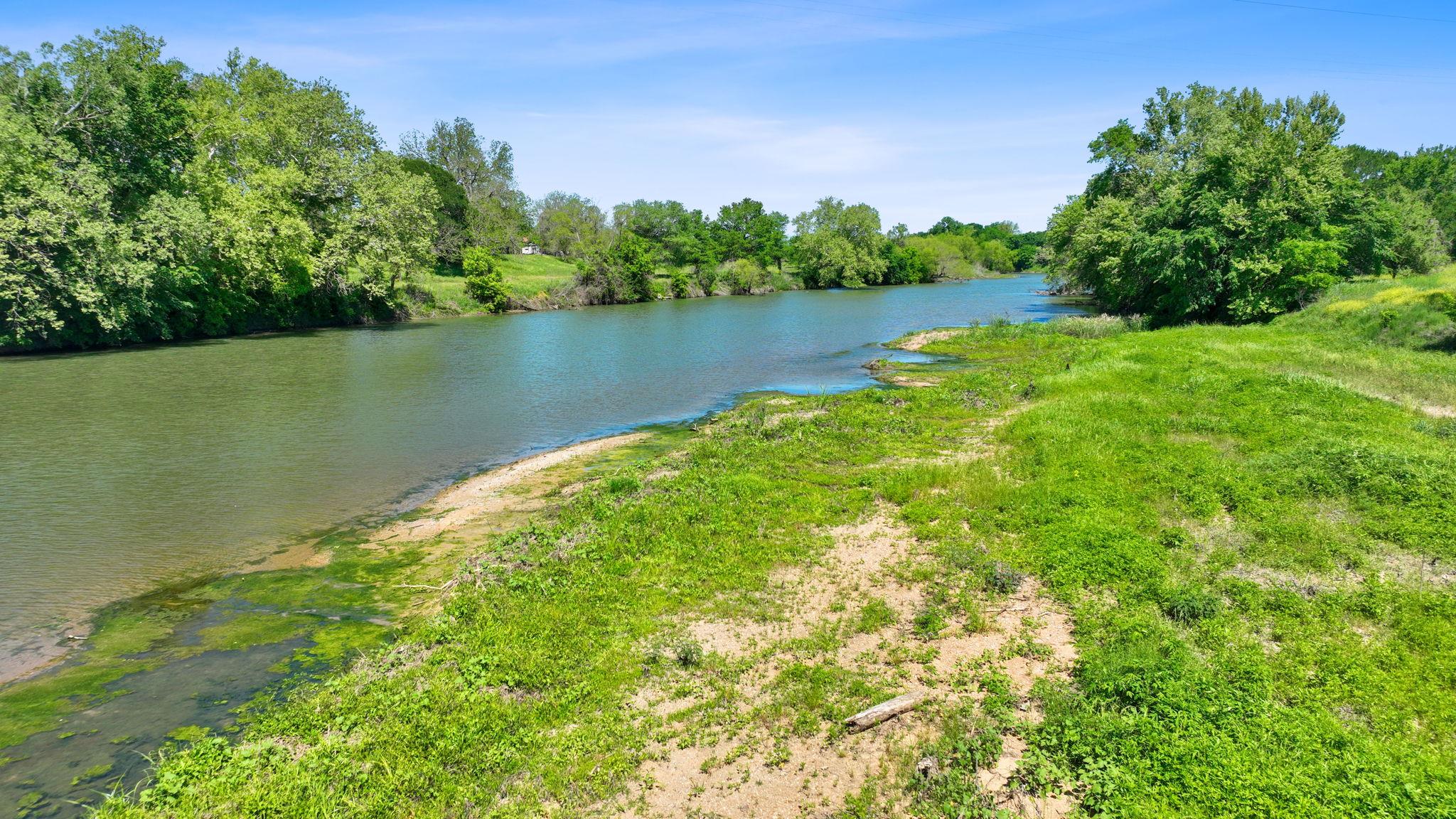 663 SH 230 Loop, Smithville