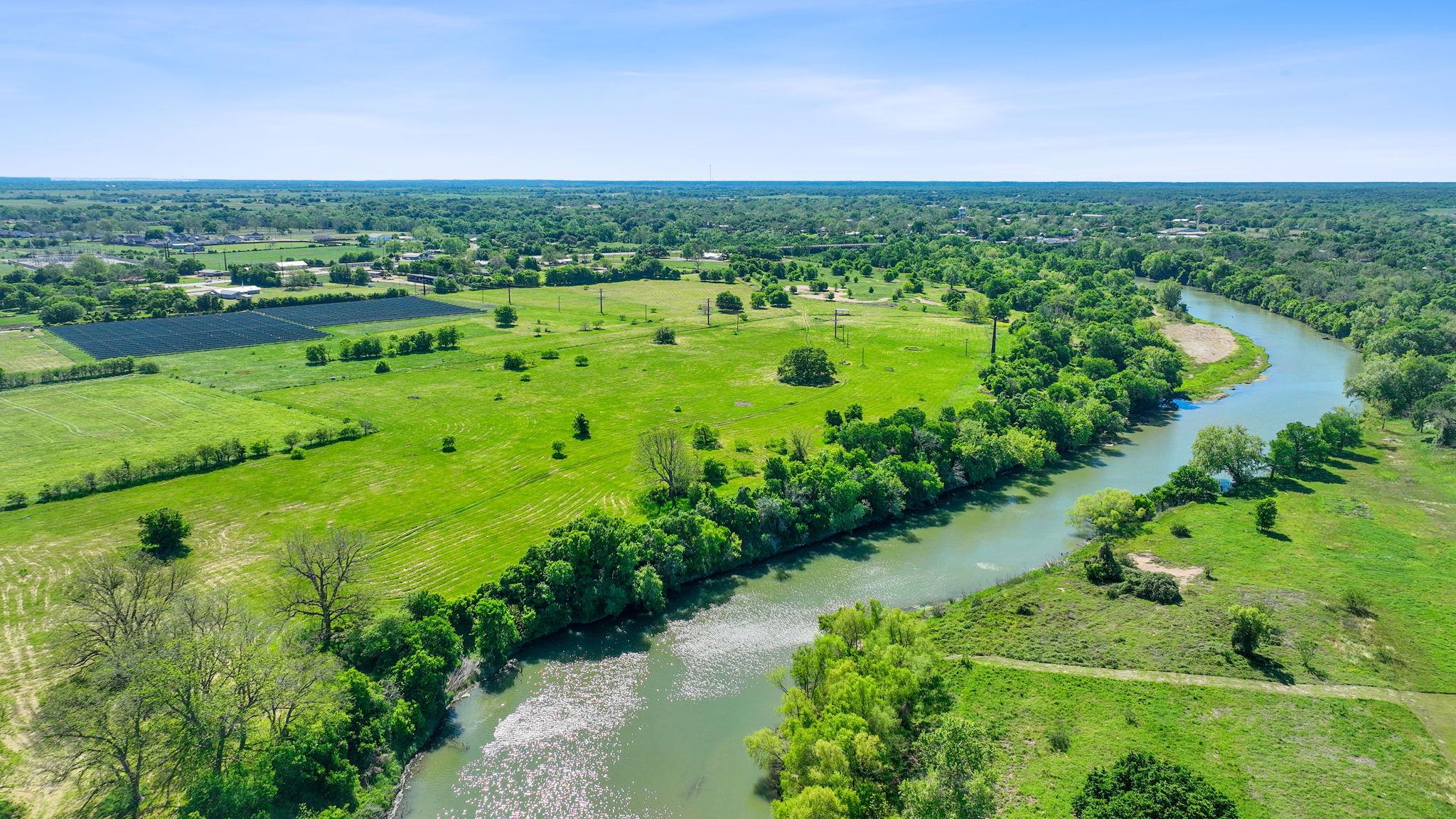 663 SH 230 Loop, Smithville