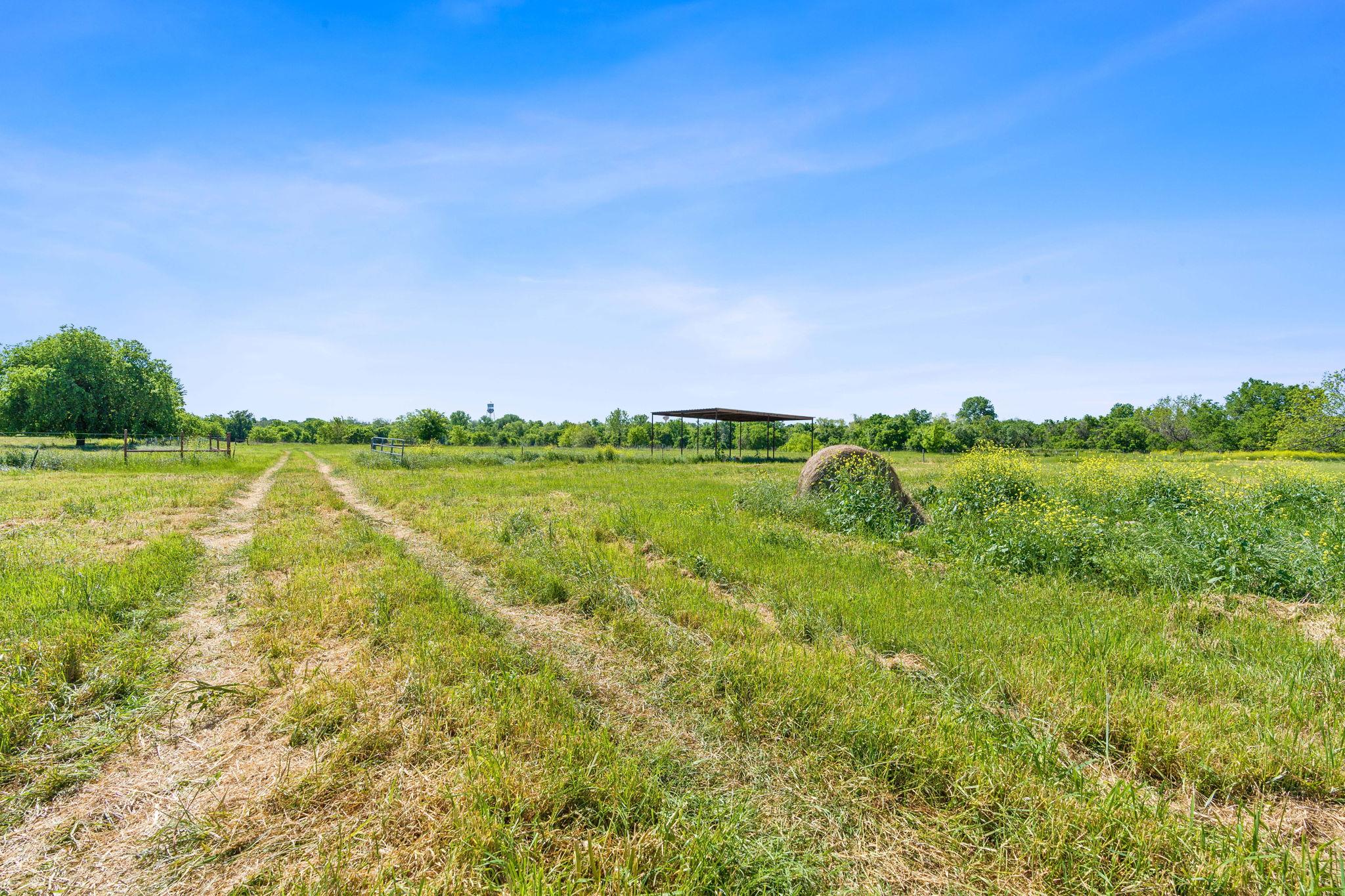 663 SH 230 Loop, Smithville