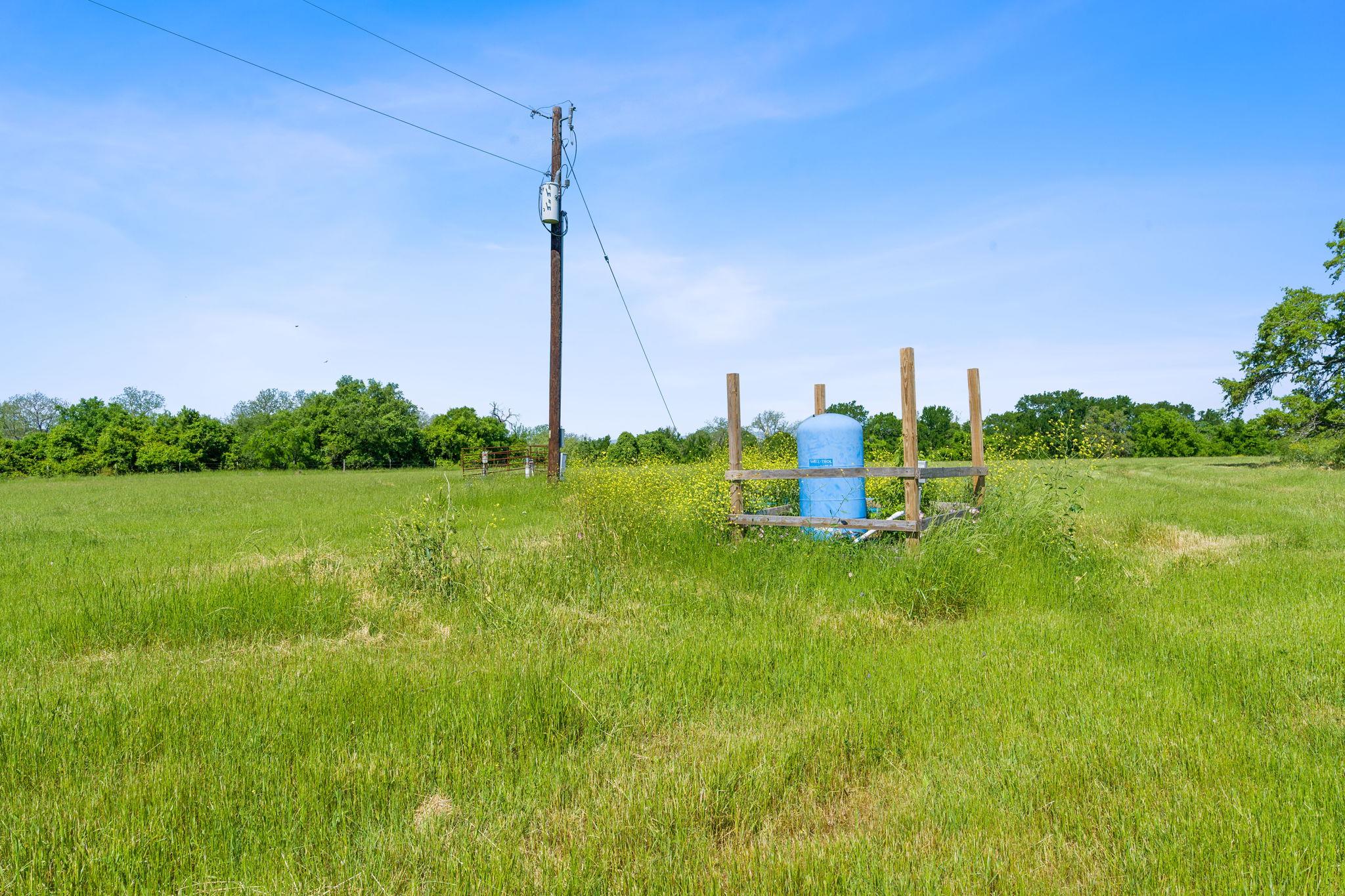 663 SH 230 Loop, Smithville