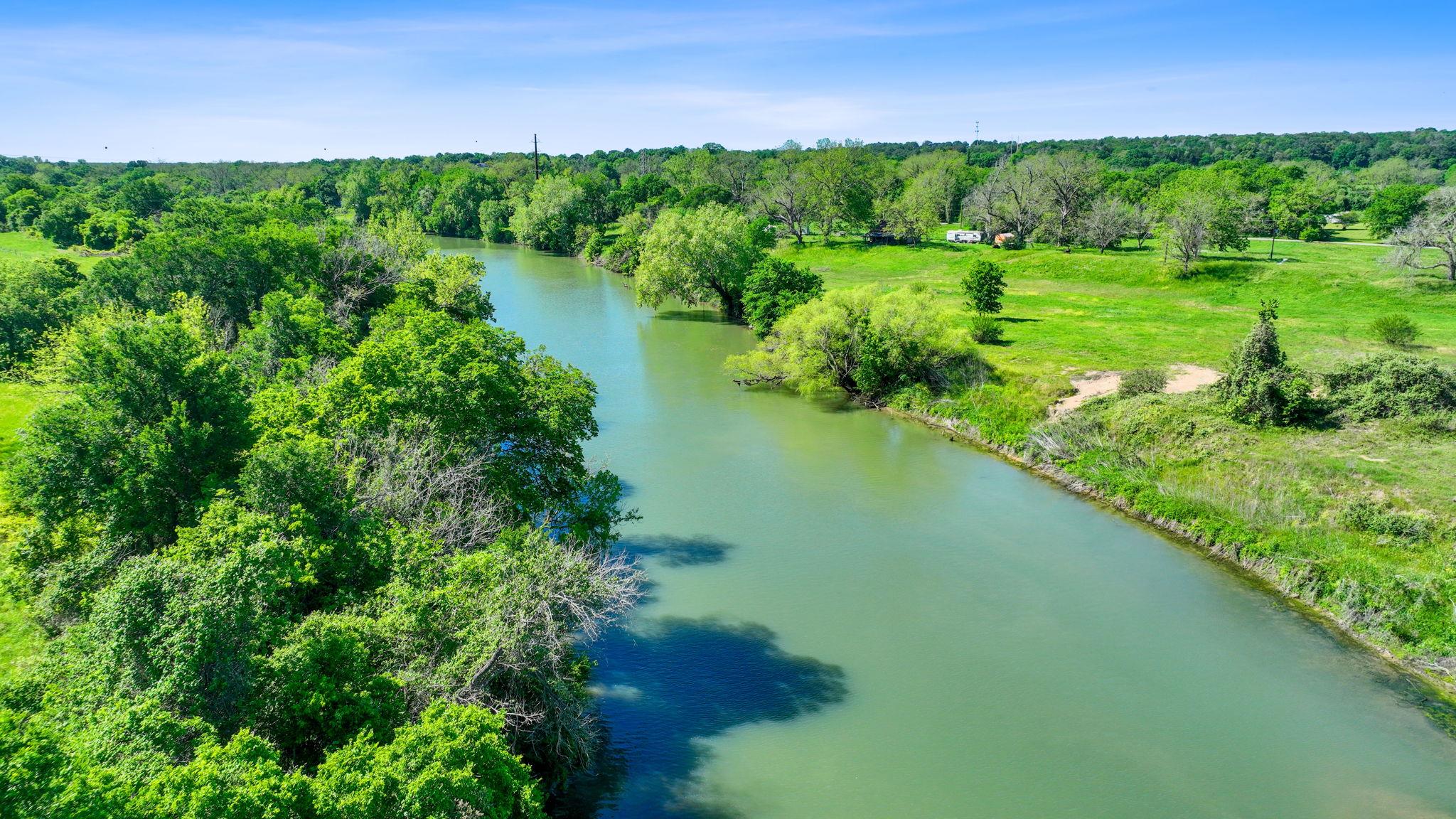 663 SH 230 Loop, Smithville