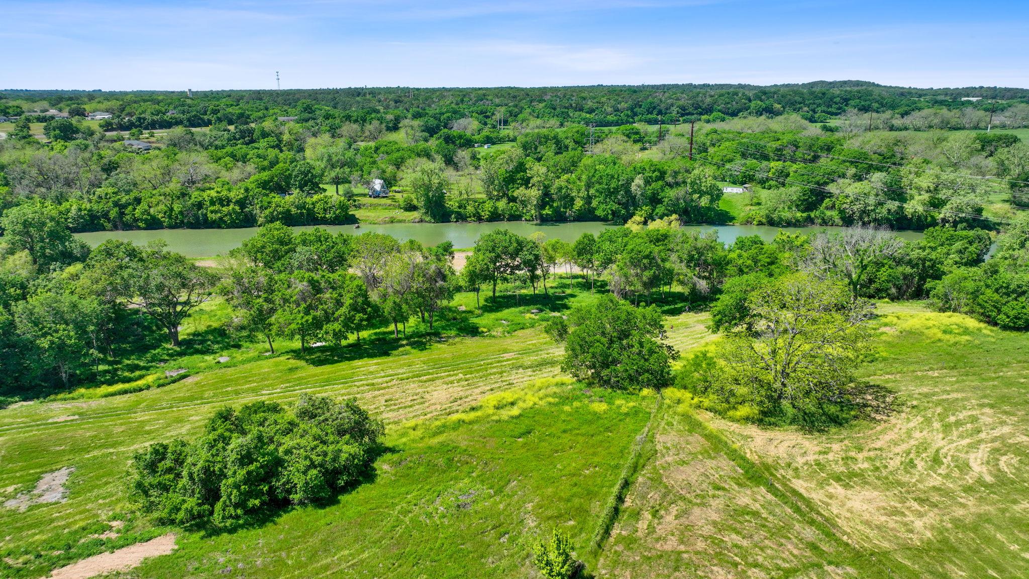 663 SH 230 Loop, Smithville