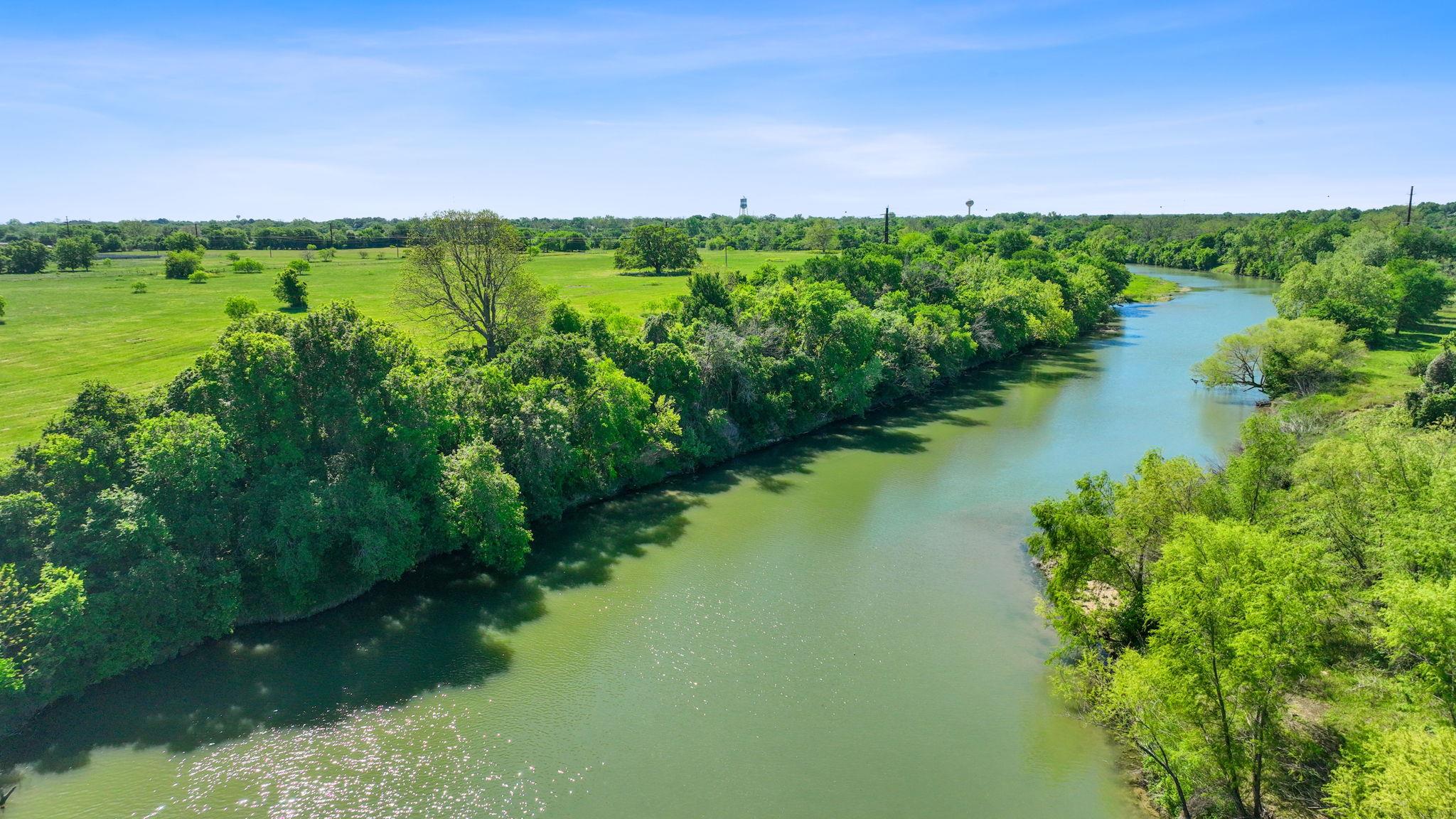 663 SH 230 Loop, Smithville
