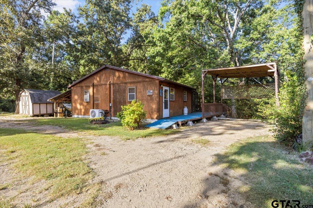 286 Private Road 52031
