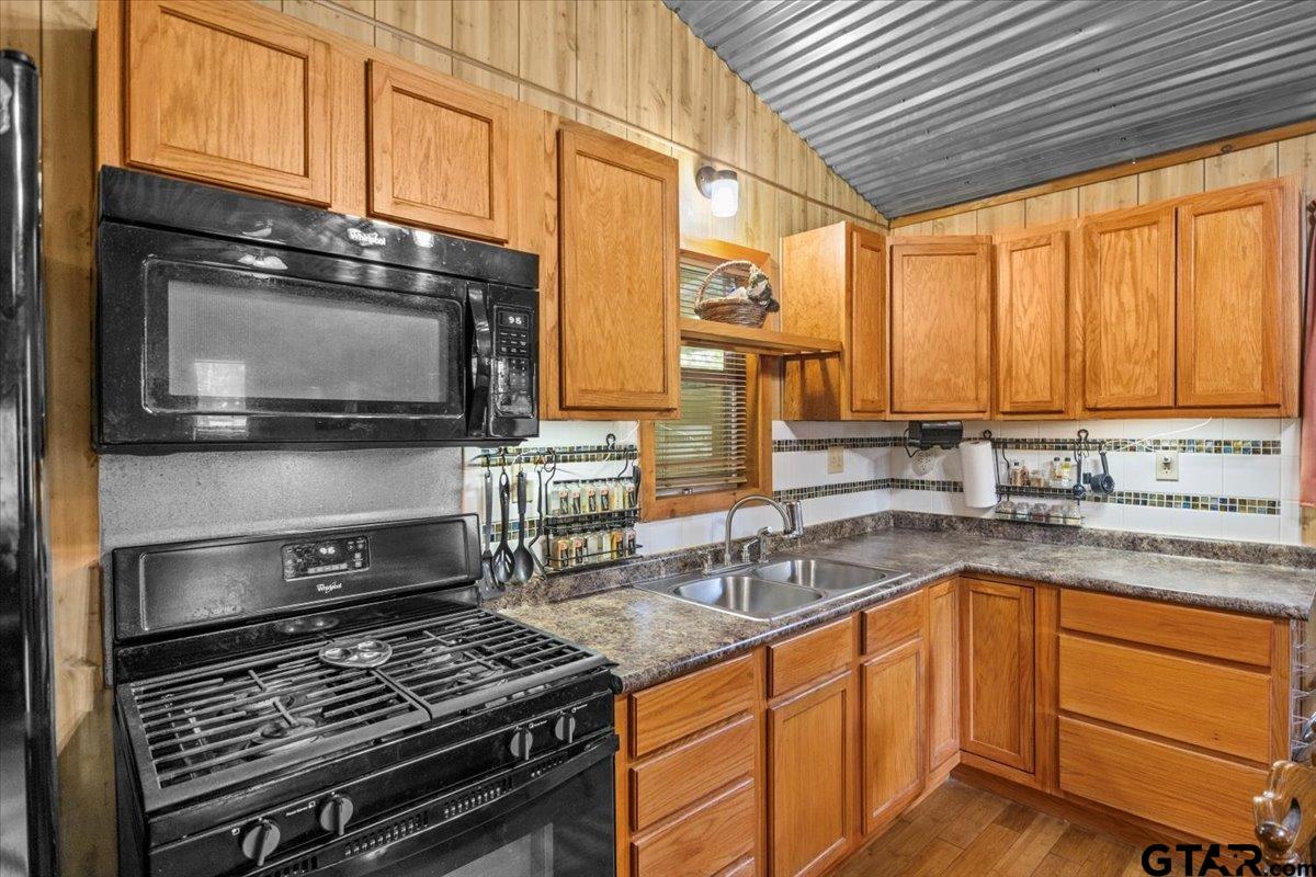 286 Private Road 52031