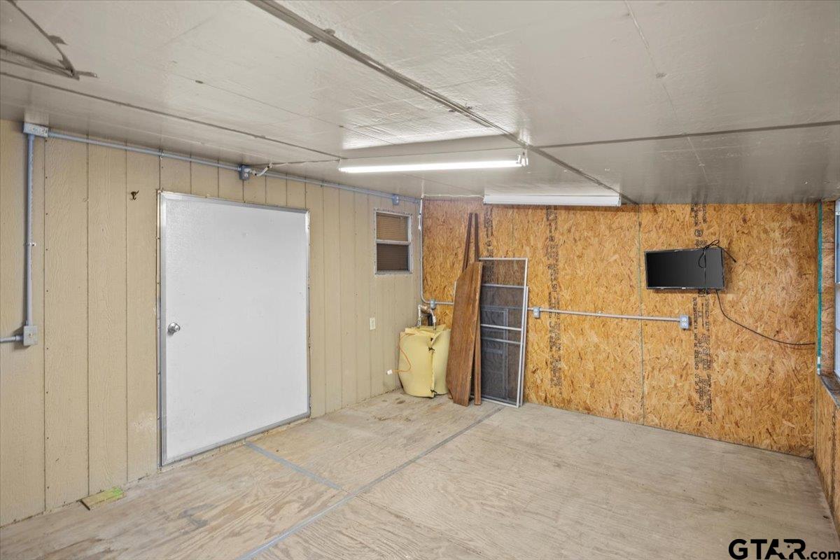 286 Private Road 52031