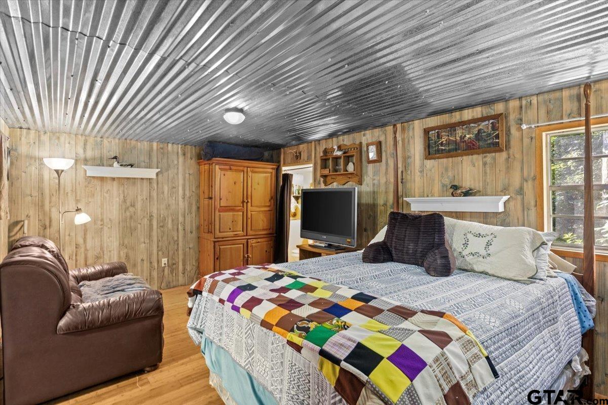 286 Private Road 52031