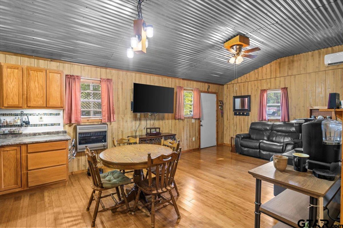 286 Private Road 52031
