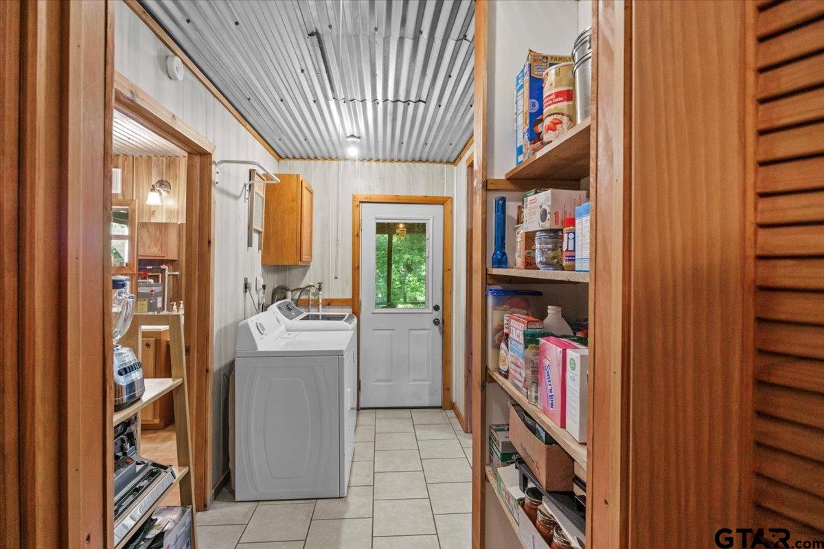 286 Private Road 52031