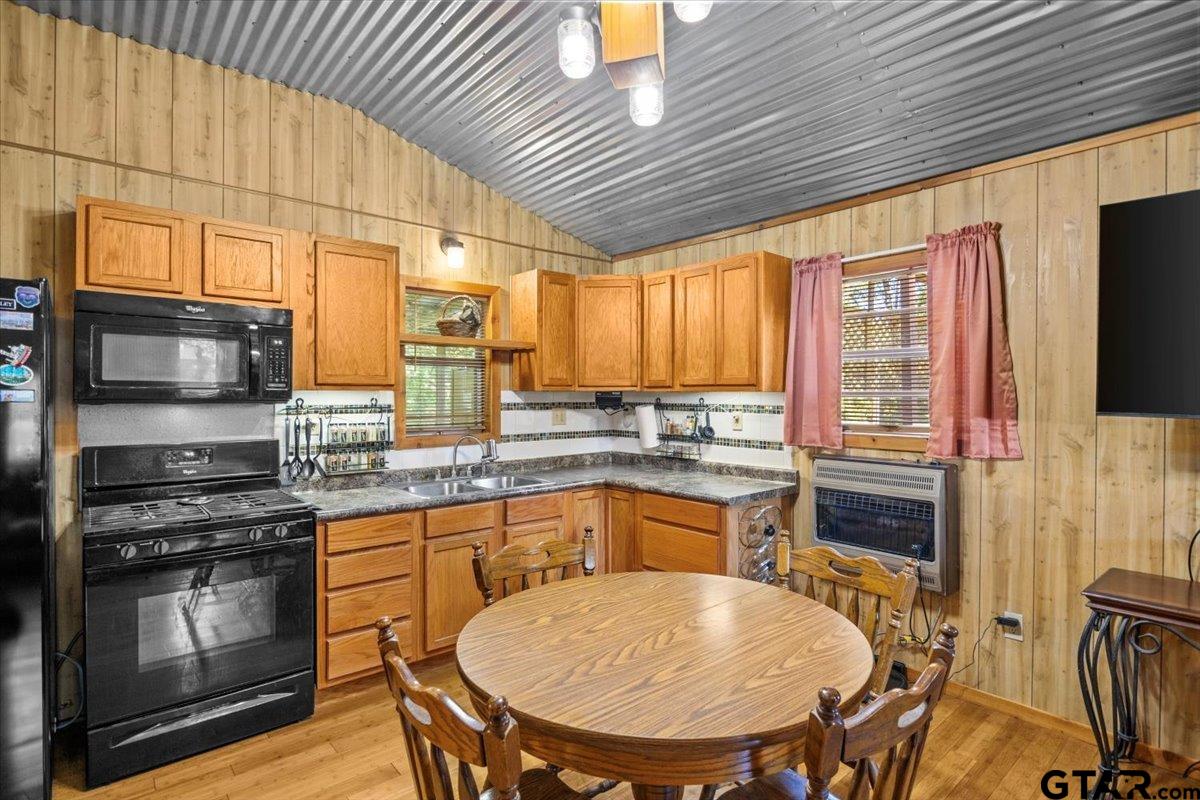 286 Private Road 52031