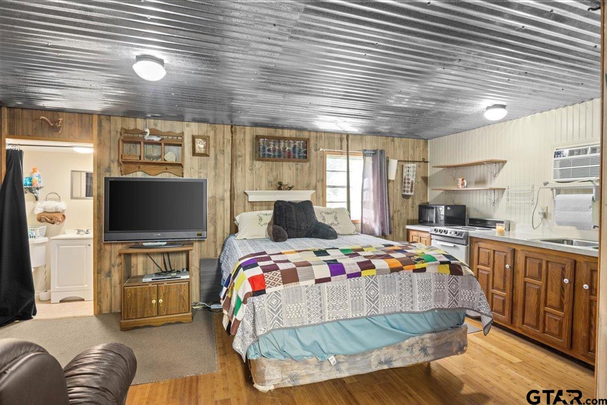 286 Private Road 52031