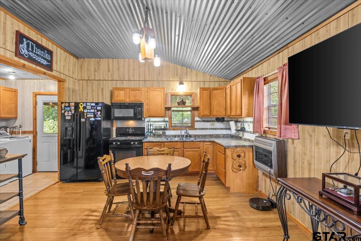 286 Private Road 52031