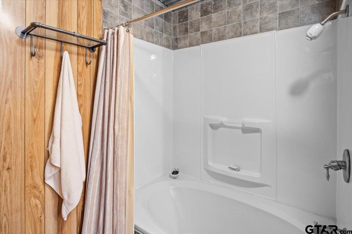 286 Private Road 52031
