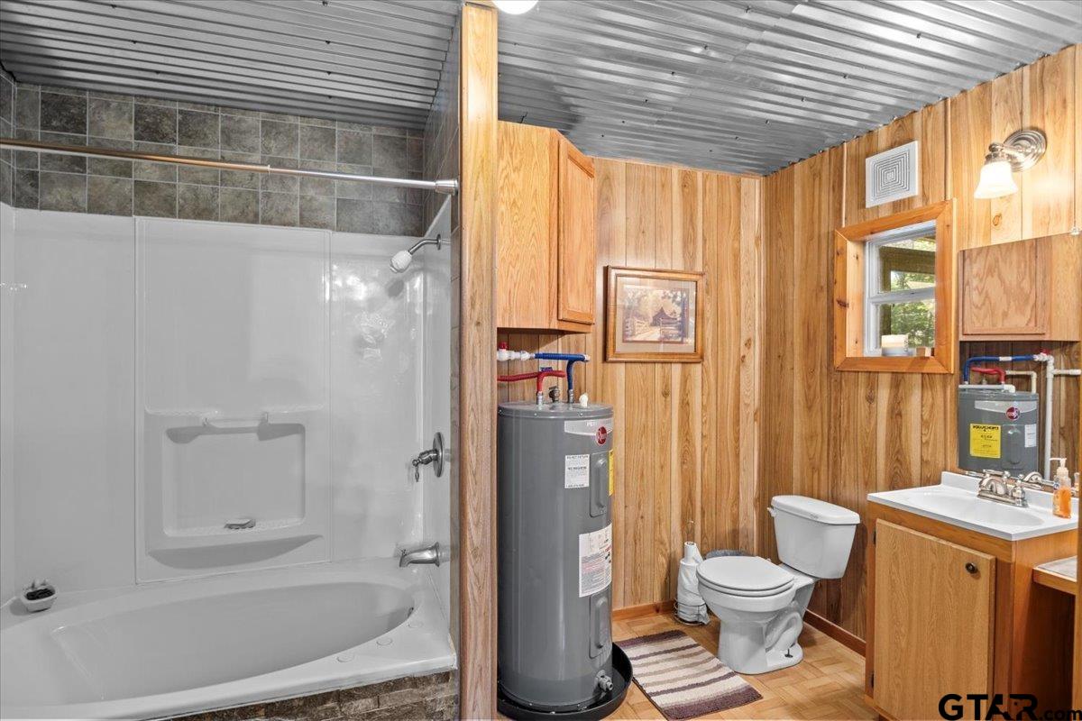 286 Private Road 52031