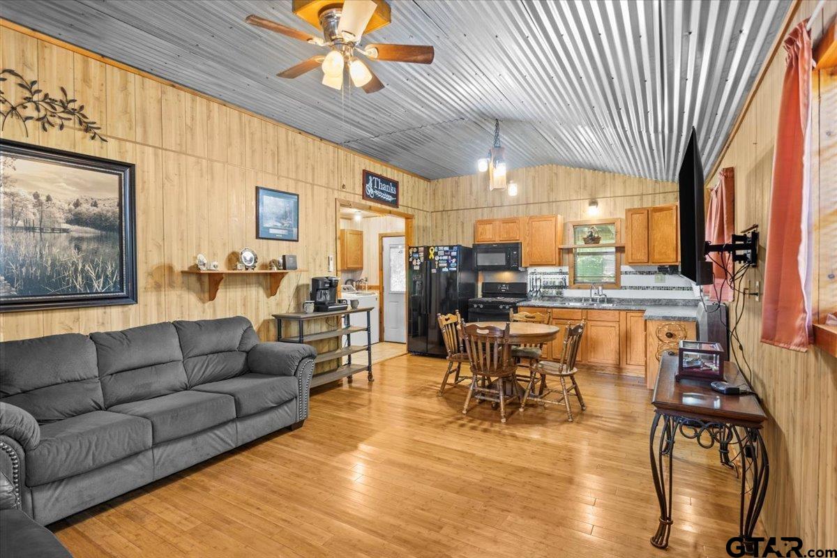 286 Private Road 52031