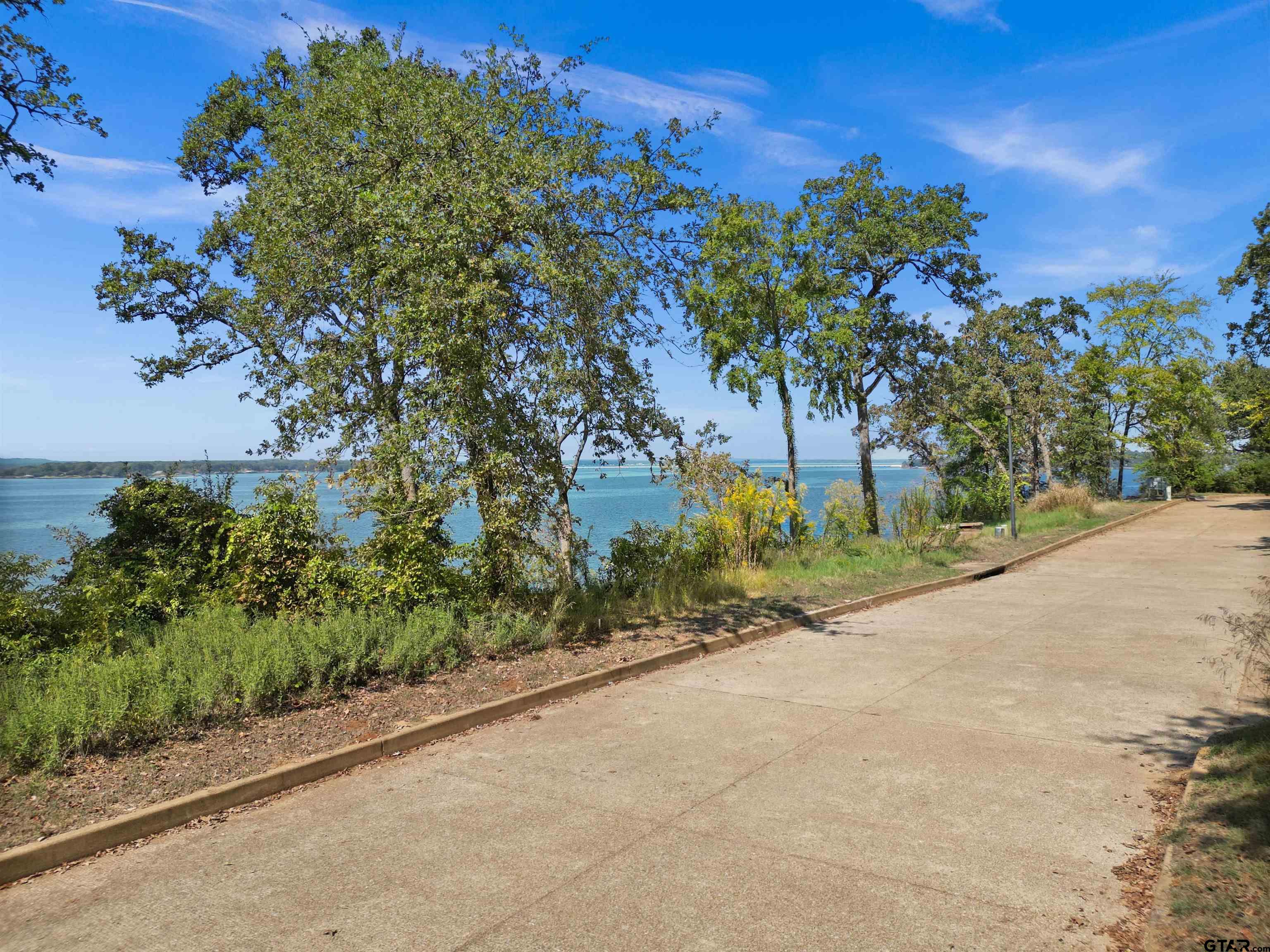 143 N Lake Bluff Dr