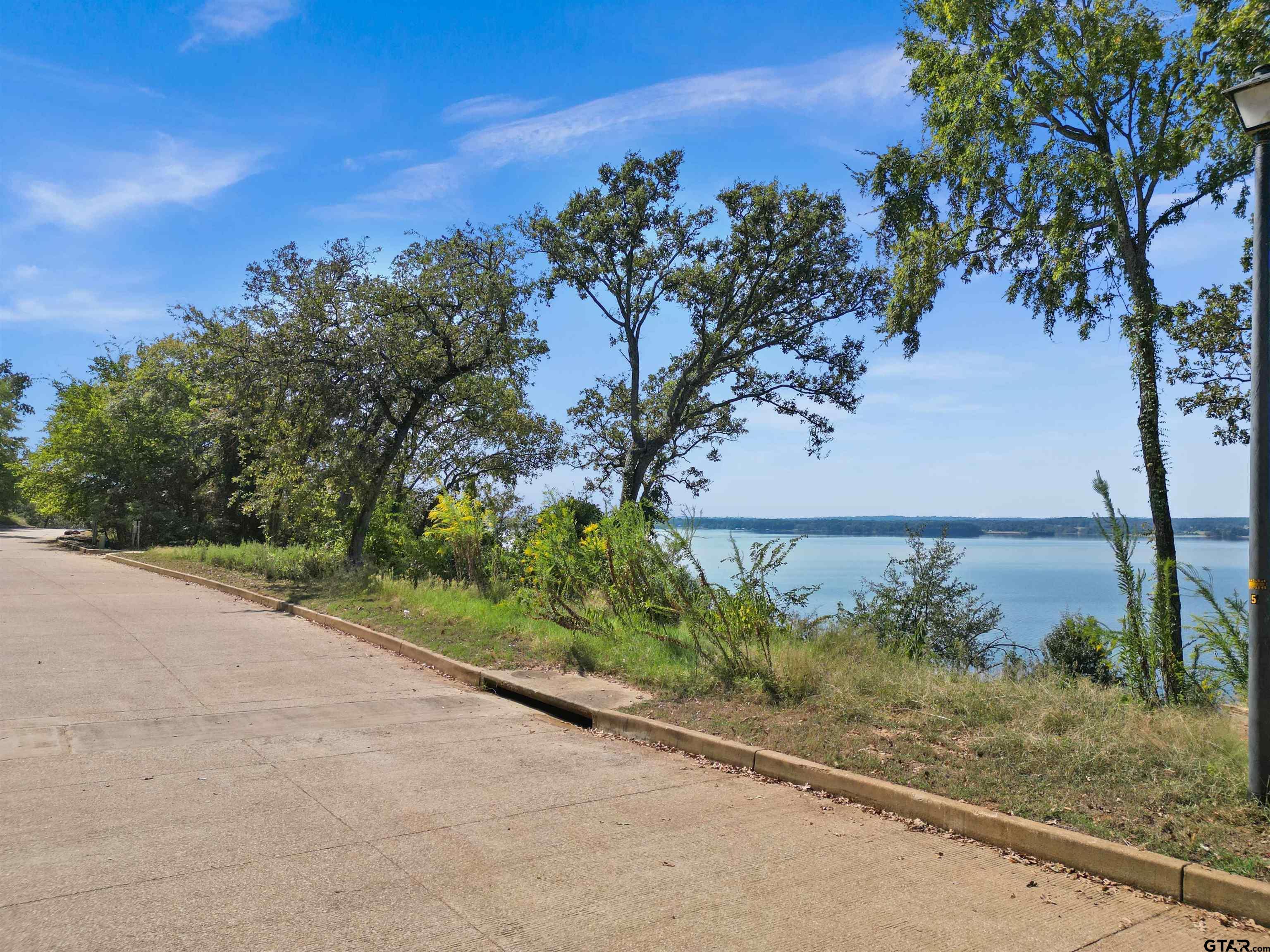 143 N Lake Bluff Dr