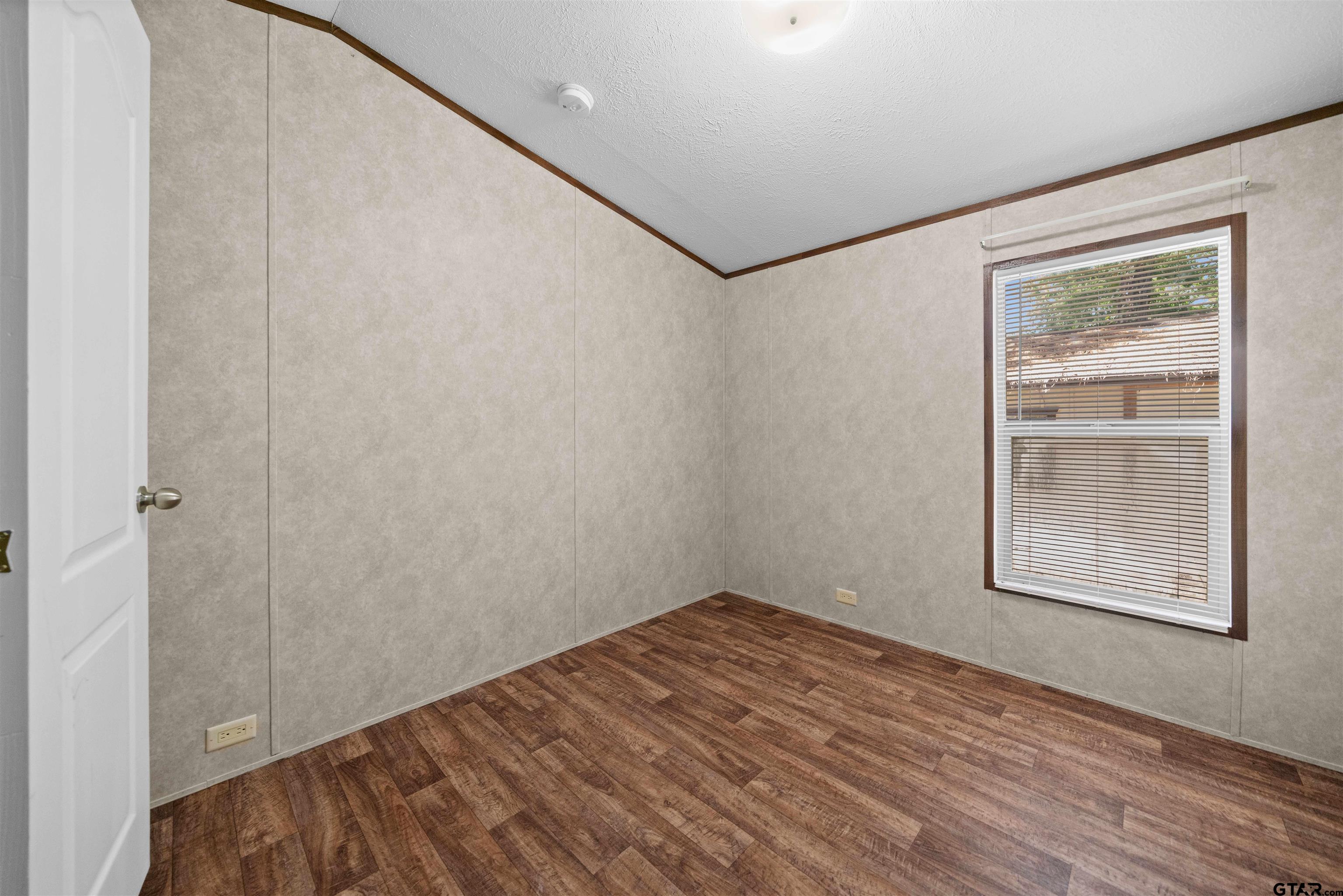 21039 Woodland Lane