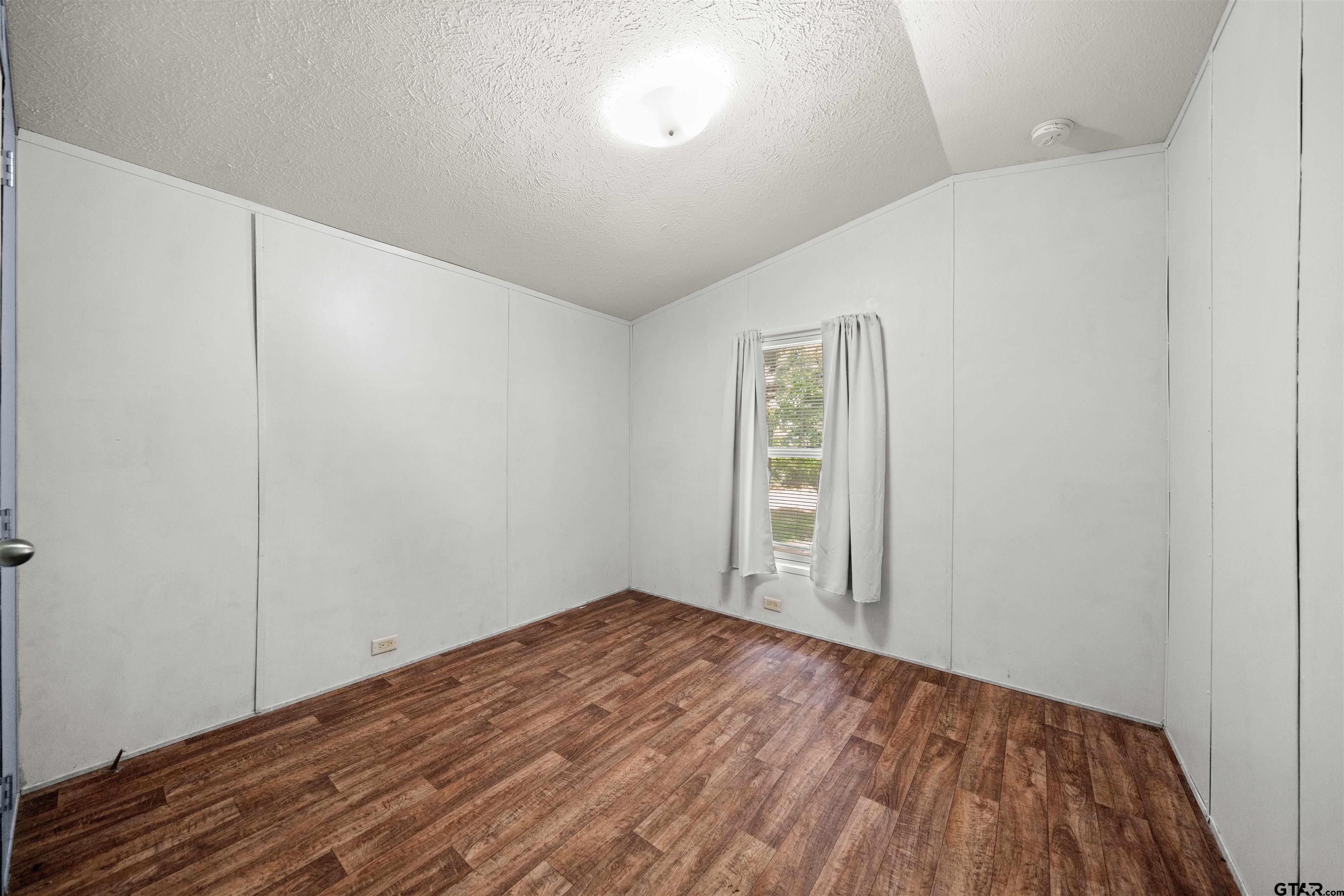 21039 Woodland Lane